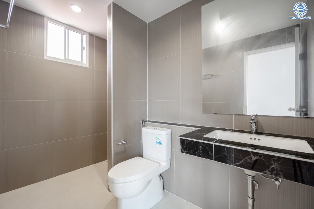 บ้านมือสองตกแต่งใหม่ ม.ภัสสร7 บางบัวทอง ติดถนนเมน! เนื้อที่ 59.3 ตร.ว. ฟังก์ชัน 3 ห้องนอน 3 ห้องน้ำ จอดรถได้ 2 คัน บนทำเลเดินทางสะดวก ติดถนนใหญ่ เพียง 400 ม. จากรถไฟฟ้าสถานีบางพลู ใกล้เซ็นทรัลเวสต์เกต